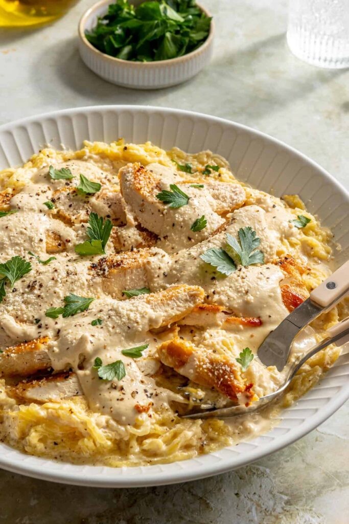 Fit ve Lezzetli: Yüksek Proteinli Tavuk Alfredo Spagetti Kabağı Tarifi